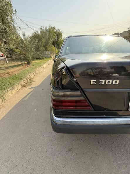 دب موديل 91 محرك 300 عنكبوت موصفاتها معروفة والسيارة على أيد وحدة سعرها 65 وبيها مجال 

***********
