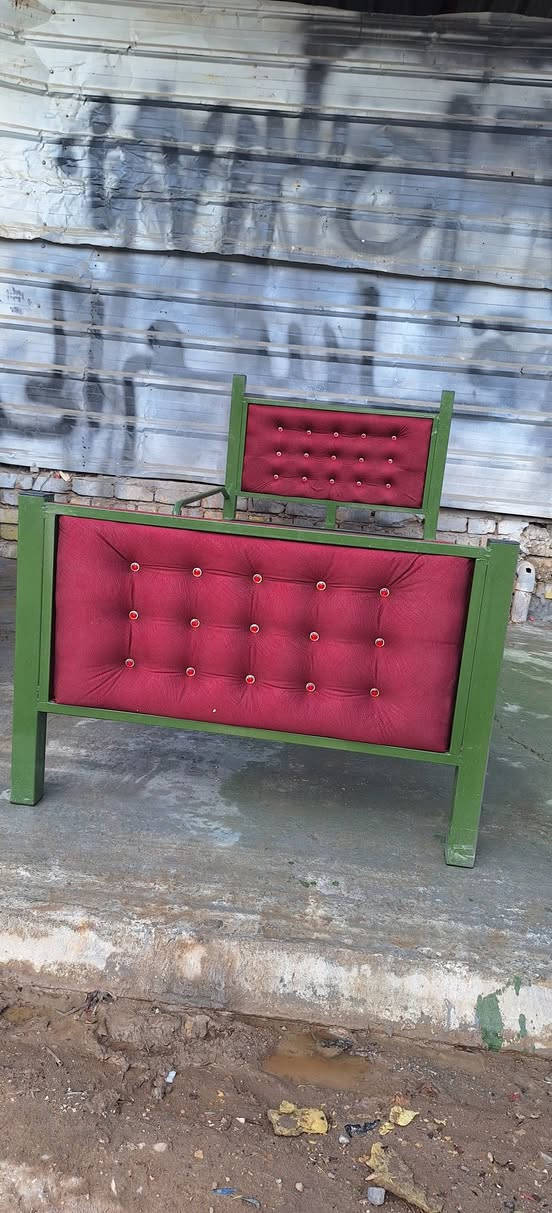 سرير (جربايه) ٩٠عرض في ٢٠٠ طول عدد ١ تسكام قويه ابشكل ضمان ٥سنوات السعر ١٠٠الف للتواصل *********** مع توصيل مجاني
