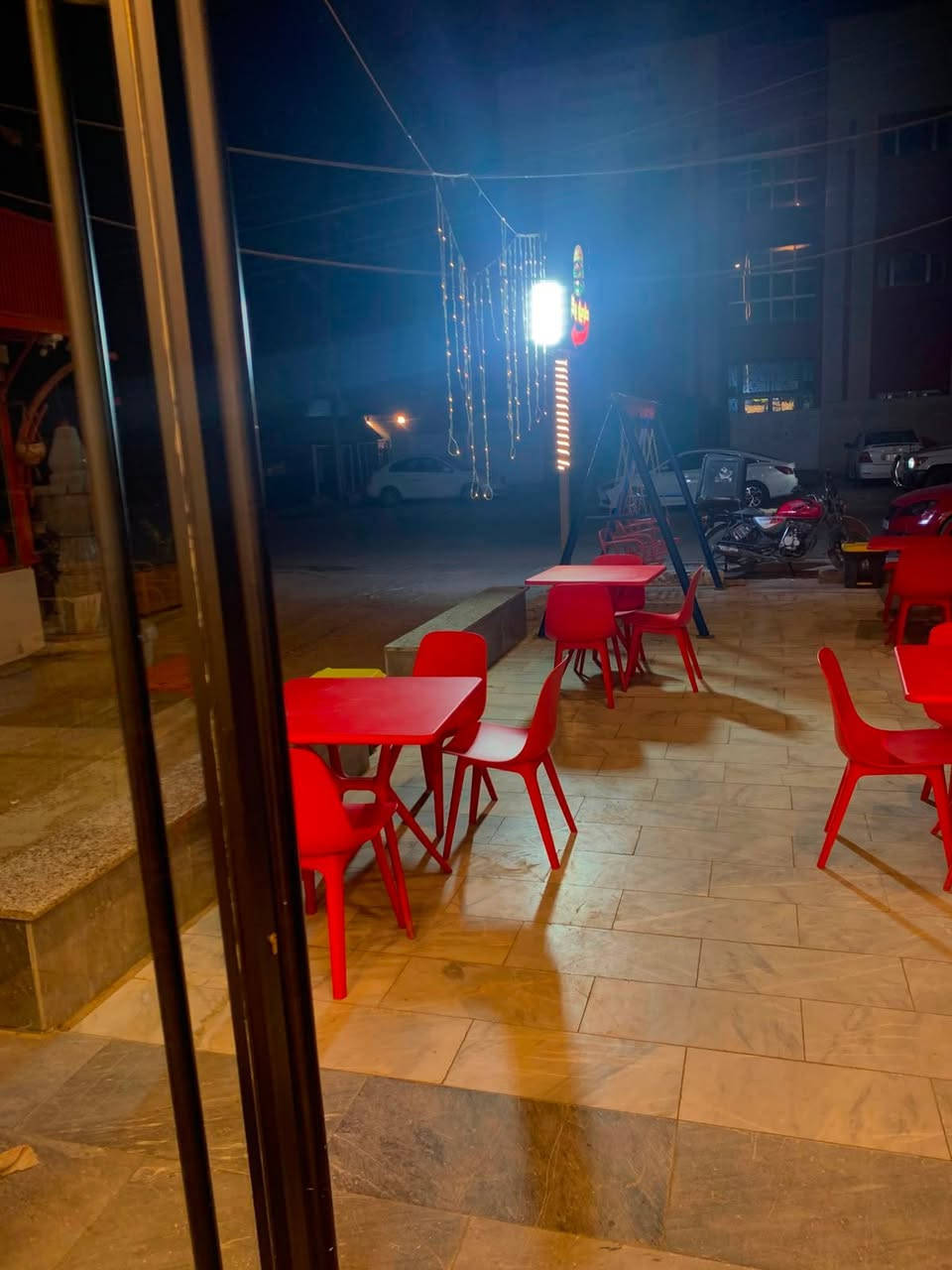 سلام عليكم محل للبيع المساحه 3.5 والنزال12 مطعم كامل وجاهز من كلشي ميوزه العاب اطفال شوايات فرن بيتزا مع ديكور ومنام عمال عنوانه بالدوره بالجمعيه قرب المستوصف سبب البيع عدم تفرغ سعره 21 وبي مجال بسيط للتواصل***********
