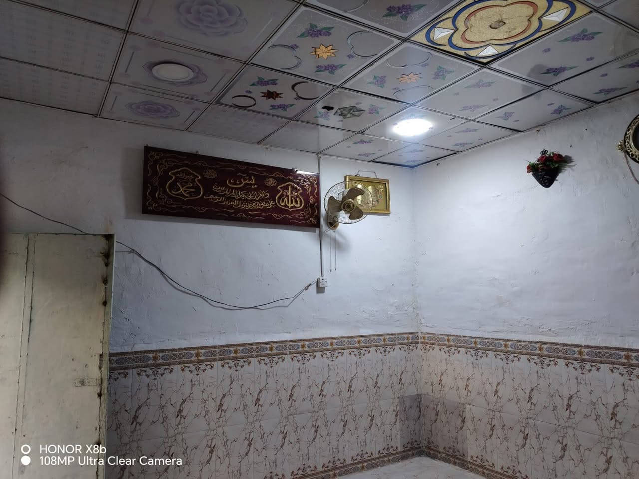 سلام عليكم بيت حواسم للبيع متكون من 3غرف . صالة .مطبخ .
. استقبال .صحيات و قطع راض   
عنوان البيت حي نداء 
السعر 6000500
***********
