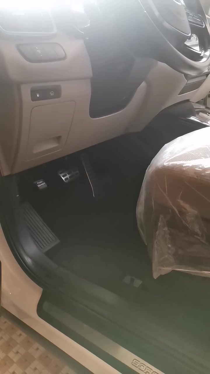 كيا سورنتو خليجي
موديل ال٢٠ 

لون ابيض 

٦ سلندر ٧ راكب 

دبل شباك 

فوووووول مواصفات بدون فتحة 

بصمتين: تشغيل وتقفيل 

بردات خلفية اصلية 

الباب الخلفي كهرباء 

كشنات مخمل 

كشنات ٢ كهرباء 

شاشة كبيرة اندرويد 

جي : بي: اس : خرائط طرق 

كامرة خلفية اصلية 

حساس امامي وخلفي 

مري شفط مع القفل 

تحكم استيرن فول 

حاكية : ابلوتوث: اوكس 

كيجات السرعة زئبقية 

شاشة الدشبول الكترونية 

نظام ايكو درايف 

نظام سبورت ورياضي وعادي 

تبريد ابيانو لمس 

تبريد ٣ قطع ثلج 

مانع انزلاق وانحدار 

اضواء ترحيب بليدات 

علامة سورنتو بلدوسة 

لد امامي وخلفي 

لايت زنون اصلي 

اشاير بلمري 

يدات نيكل اصلي 

ويل اكروم ١٩

تخم تاير جديد لك 

ماشية56 الف اصلي

لايت ٥ عدسات 

كير ومكينة وصدر وحدادية وتبريد كفالة عامة

كفالة بدون قطرة صبغ وبدون ضربة وتبديل بيه بارد بالباب سايق خفيف

سيارة جديدة ومال بيت مابية اي نقص 

الرقم الدولي الجديد/ هزة جديدة/ سنوية جديدة 

البصمة الثانية ممستخدمة// 

السعر 255

***********
