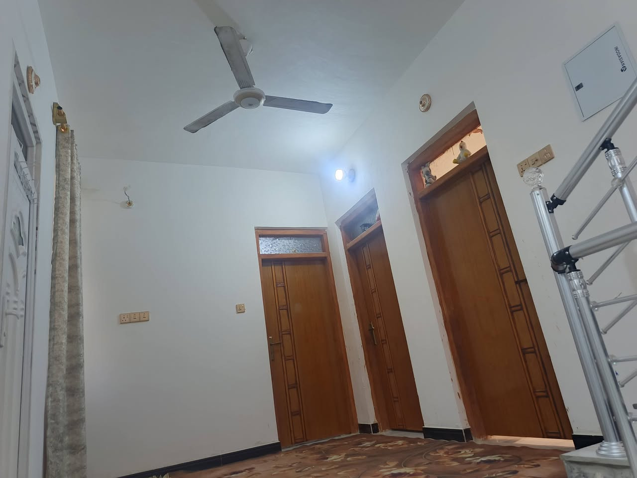 ‏#دار للبيع الناصرية منطقة حي الكرامه  خلف منطقة التضحية نهاية شارع العيادة
‏
‏مساحة 100متر ١٠×١٠ ركن امامه شارع سايدين وخدمات عامة متنزه 
‏بناء طابقين كامل 
‏#الطابق الارضي 
‏غرفة نوم واحده 
‏وغرفه استقبال 
‏صاله حمام 
‏تواليت خارجي
‏#الطابق الثاني 
‏ثلاثة غرف نوم 
‏وصالة وتواليت وحمام 
‏
‏#سعر البيع 170مليون 
‏البيت مطلوب قرض اسكان السعر المتبقي ٢٧ مليون من ضمن المبلغ الكلي للبيع 
‏المشتري مخير بين تسليم المبلغ بالكامل لصلداحب الدار  لغرض اسقاط  الل او تحويل البيت باسمه ويكون قرض الاسكان عليه 
‏ويكون دفع الاسكان ١٥٥ الف شهريا 
‏للاستفسار الاتصال بالرقم *********** متواجد وات ساب ايضا
‏
