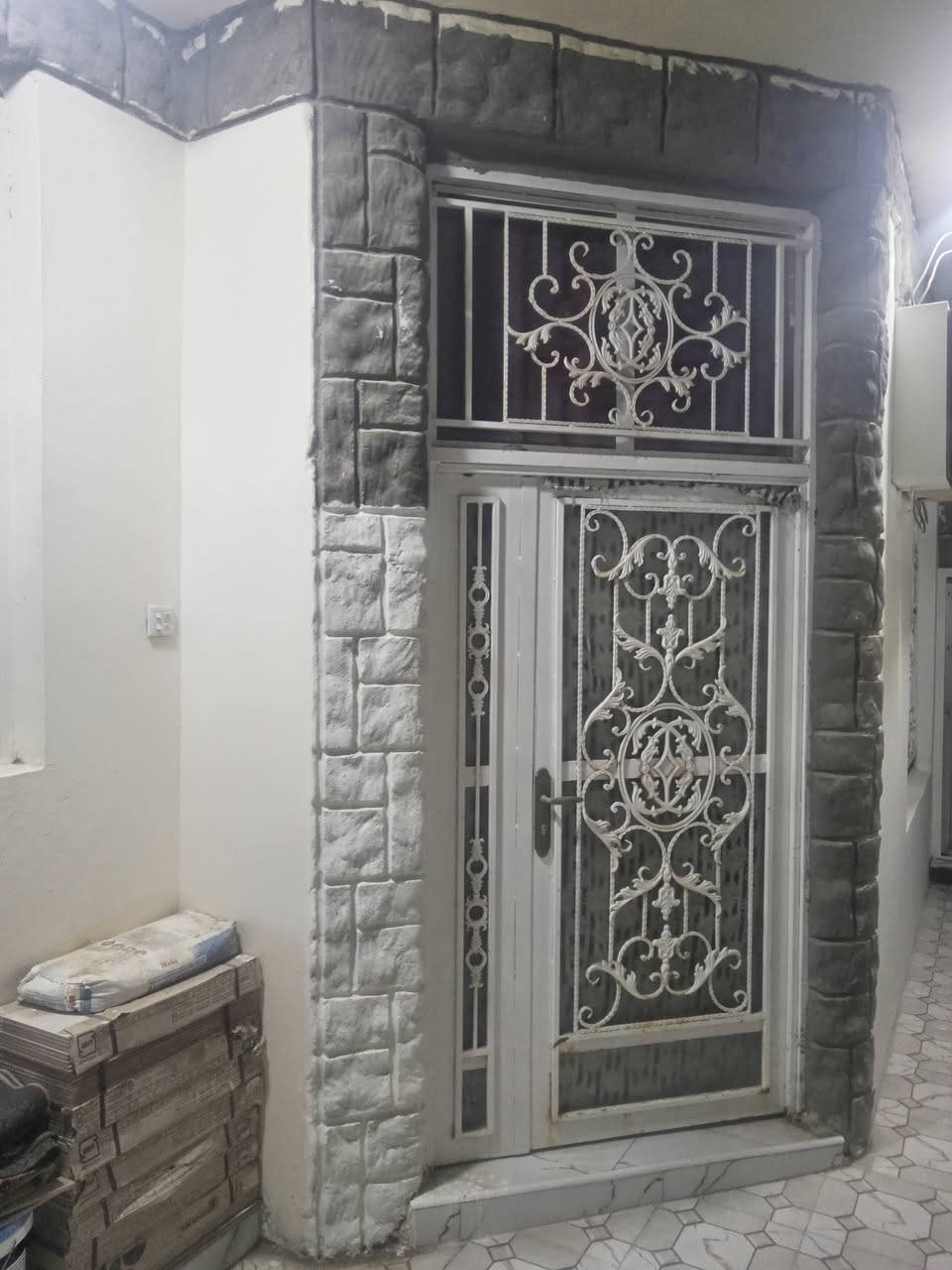 السلام عليكم    ( دار للبيع مساحه 100م مربع ركن عل شارعين )بناء جديد سنه 23 
صنف البيت :: طابو صرف زراعي سند 25
كامل خدمات تبليط  ماء كهرباء خط ذهبي مولد
موقع البيت :: نادر الثالثه التاجيه قرب جامع ال محمد بشارع ابو حمد
صاحب الدار ***********
