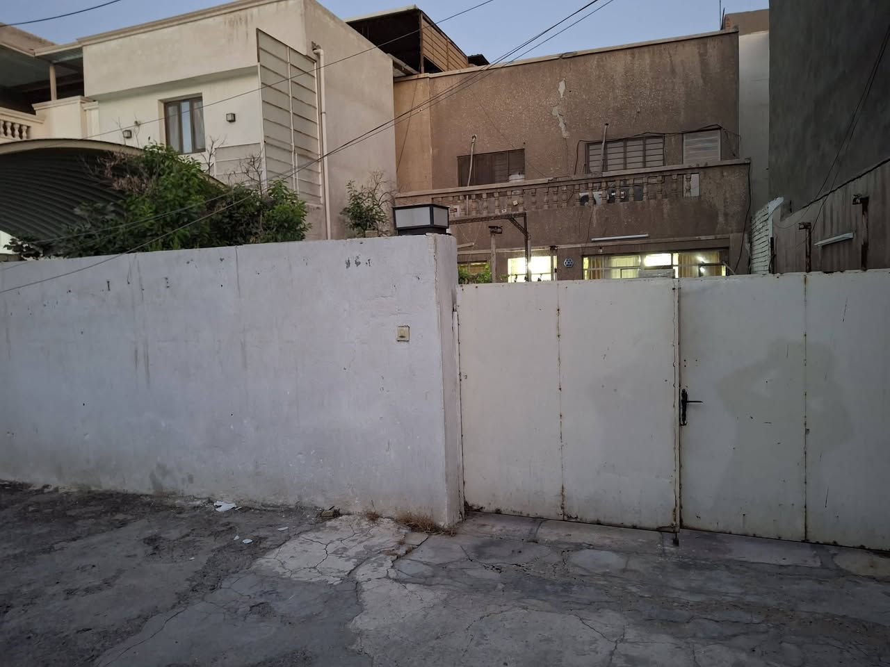 دار قديم للبيع مساحة 224م واجهة 8 سند مستقل العنوان الكرادة/ ساحة الحرية /فرع مطعم فرايدجكن أوفرع روضة الهديل قرب مرقد سيد أدربس للأستفسار ***********
