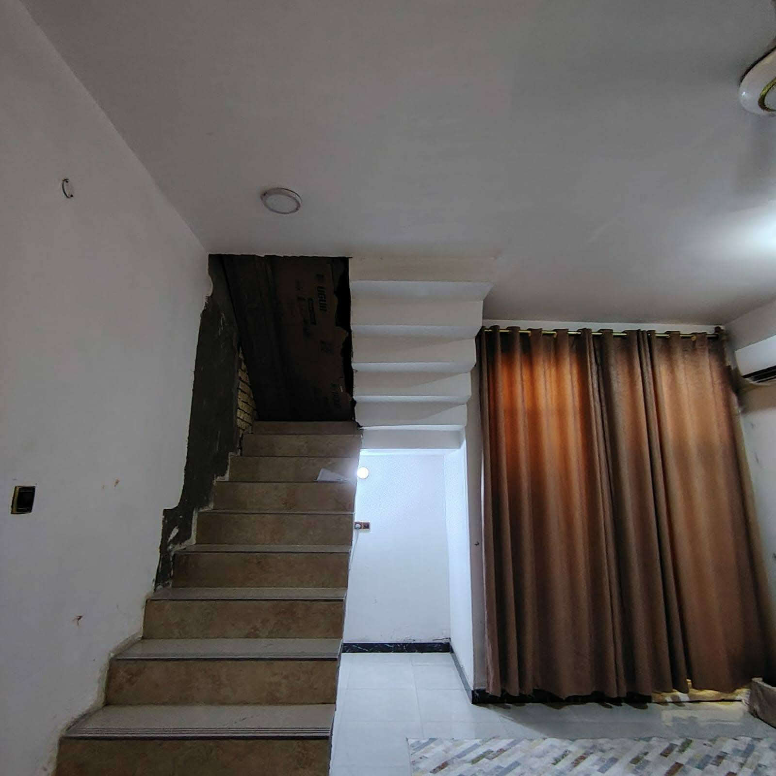 عقار للبيع طابو صرف مساحه ٢٥٠متر بالمربع الذهبي ركن ع شارعين الاستفسار اتصال ع رقم ***********
