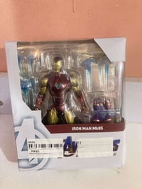 مجسم ايرون مان • كبس شركة • توصيل المحافظات