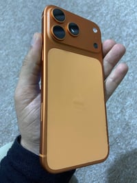 ايفون 17 برو ماكس  ذاكرة 256  بطارية 100     شاشة انكسرت وبدلتها  للبي...