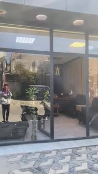 اثاث مكتبي كامل  مكتب عقار  كل الديكورات والتخم والطلبلات مع الميز ومل...