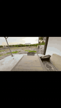 مزرعه للبيع مساحة ١٦٠٠ متر يتكون من غرفة وصحيات وبيها كهرباء وبير توازي اتصال ع رقم *********** السعر ٣٢ مليون وبيها مجال ان شاءالله
