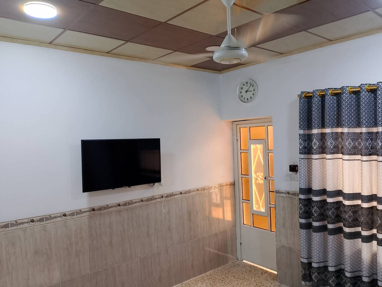 بيت ملك  للبيع طابقين  مساحه 100متر
الطابق الاول غرفتين 
ومطبخ وصحيات والطابق الثاني غرفتين 
الموقع حي الابار مقابل ثانوية ام سلمه للبنات وابتدائية حمزه 
السعر 87 وبيها مجال الرقم ***********
