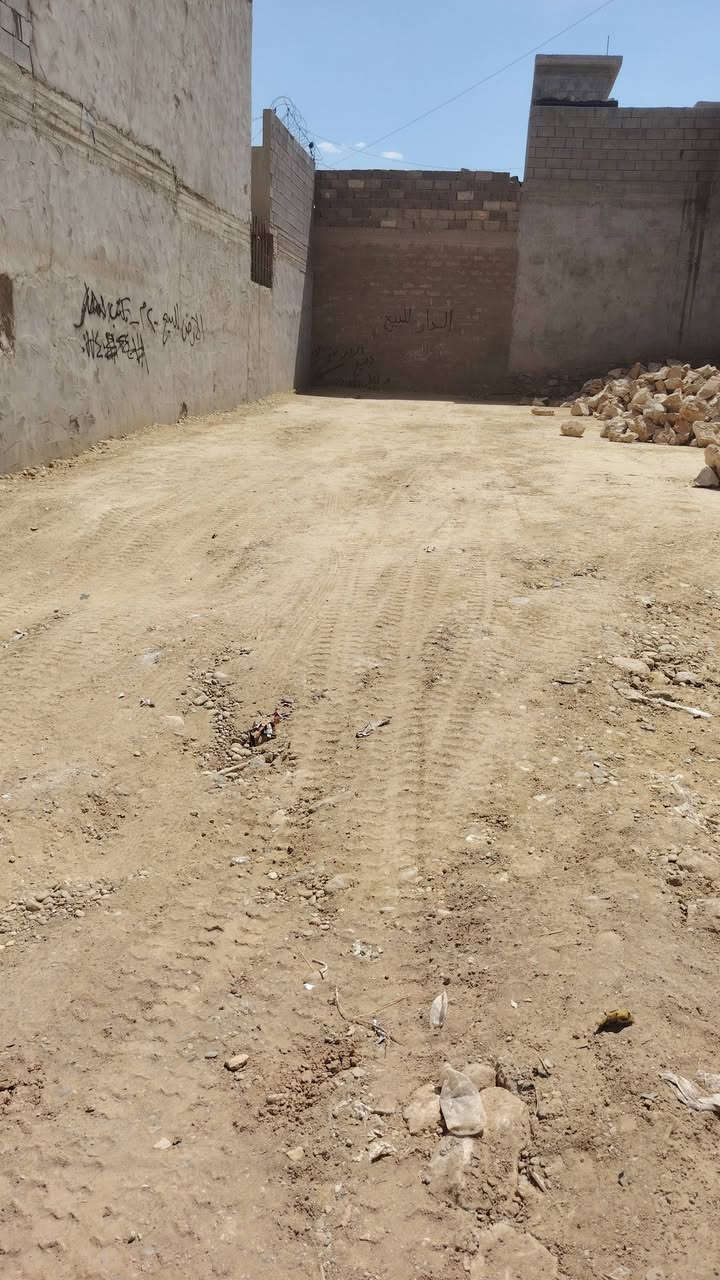 السلام عليكم أرض للبيع ١٠٠ متر باص  مفروشه تيكله ومحدوله جاهزة للبناء الموقع على شارع ٢٠   تبعد عن المركز الصحي  ٥٠ متر للاستفسار الاتصال على ***********
