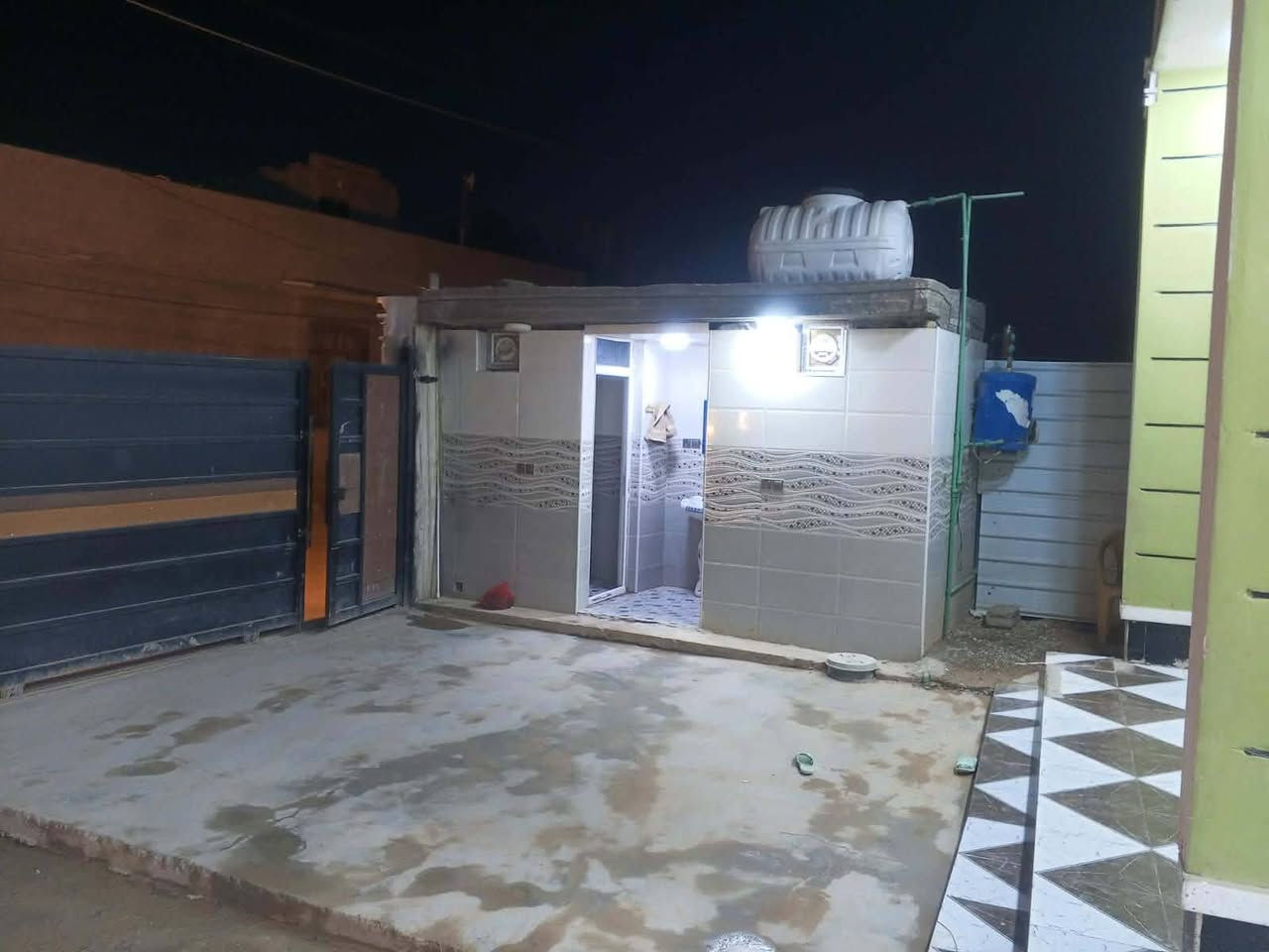 بيت للبيع
المساحه الارض ٥٥٠ متر 
مع دار ٣٠٠ متر 
يحتوي على غرف نوم عدد ٢
صاله عدد ٢
استقبال 
ومطبخ عدد ٢ 
نوع العقار طابو سند ٢٥ 
السعر ١٩٠على شارع بغداد يا معود 138 ***********
***********
