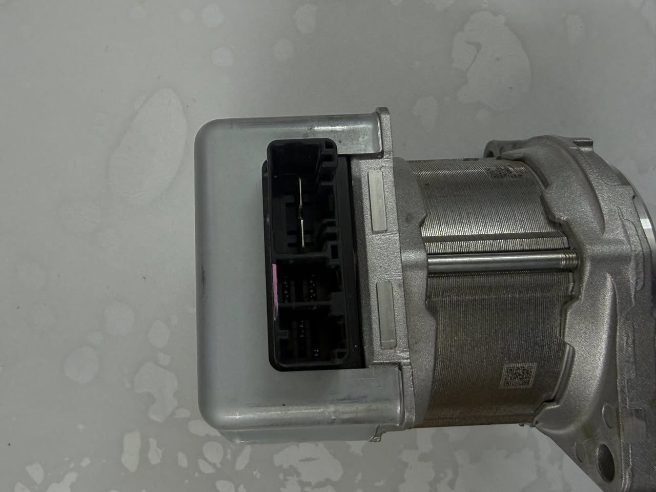 مخصصة بشكل محدد لسيارات تويوتا كورولا (Toyota Corolla).
هذا الجزء هو كمبيوتر (وحدة تحكم) نظام التوجيه الكهربائي لسيارات تويوتا، والمعروف بـ EPS Control Unit أو Power Steering ECU.
🛑🛑🛑للبيع 
الشركة المصنعة: شركة DENSO بالتعاون مع JTEKT.
الوظيفة: هو العقل المدبر لنظام الوقود حيث يستقبل البيانات من حساس العزم وسرعة السيارة ليحدد مقدار القوة التي يحتاجها المحرك الكهربائي لمساعدتك في تدوير محرك الوقود بسهولة.


**إذا كنت صاحب هذا الإعلان وتريد حذفه لأي سبب، رجاءا أرسل رسالة إلى الدعم الفني**