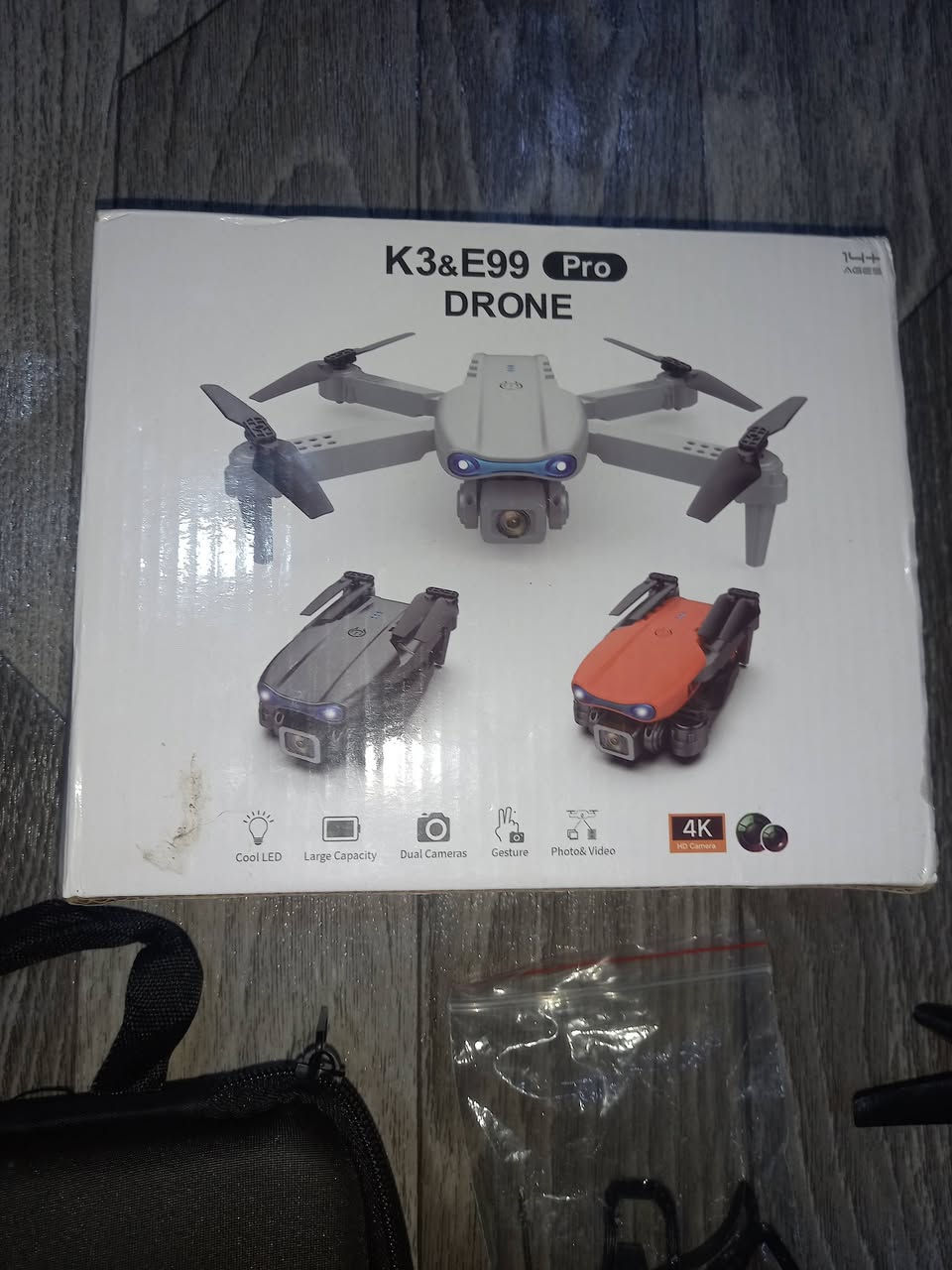 ### *مواصفات درون K3 & E99 Pro*

*الطيران والهيكل*
- *الوزن*: 100 غرام تقريباً 
- *قابل للطي*: نعم
- *المحركات*: 4 محركات Brushless
- *مدة الطيران*: 10-15 دقيقة لكل بطارية
- *مسافة التحكم*: 80-120 متر
- *مثبت ارتفاع*: يوجد، بدون GPS
- *وقت الشحن*: 60-90 دقيقة
- *البطارية*: 3.7V 1200mAh

*الكاميرا*
- *الدقة*: كاميرا امامية 1080P، كاميرا سفلية 720P
- *زاوية التصوير*: 120 درجة
- *النقل المباشر*: نعم عن طريق WiFi للموبايل
- *البرنامج*: KY FPV

*الريموت*
- *الميزات*: شاشة صغيرة، ازرار تصوير وفيديو، تقليب 360، رجوع تلقائي
- *وضع Headless*: يوجد
- *اضاءة LED*: يوجد

عنوان موصل ايسر سعره 30 وبيه مجال للطيبن


**إذا كنت صاحب هذا الإعلان وتريد حذفه لأي سبب، رجاءا أرسل رسالة إلى الدعم الفني**