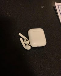 ايربود ابل الجيل الثاني اصلية شغالة 100‎%‎   بس بطارية السماعة بالاتصا...