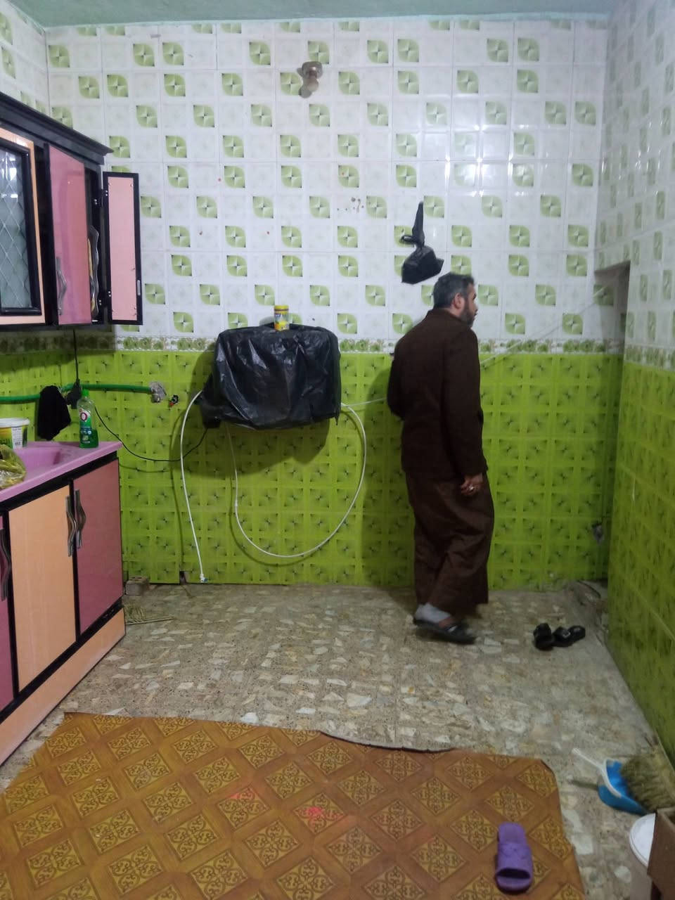 غرف عدد 2
صاله عدد 2 

ستقبال ومطبخ

حمامات عدد 2 لبيع ملحق مكرمه 100متر

***********
