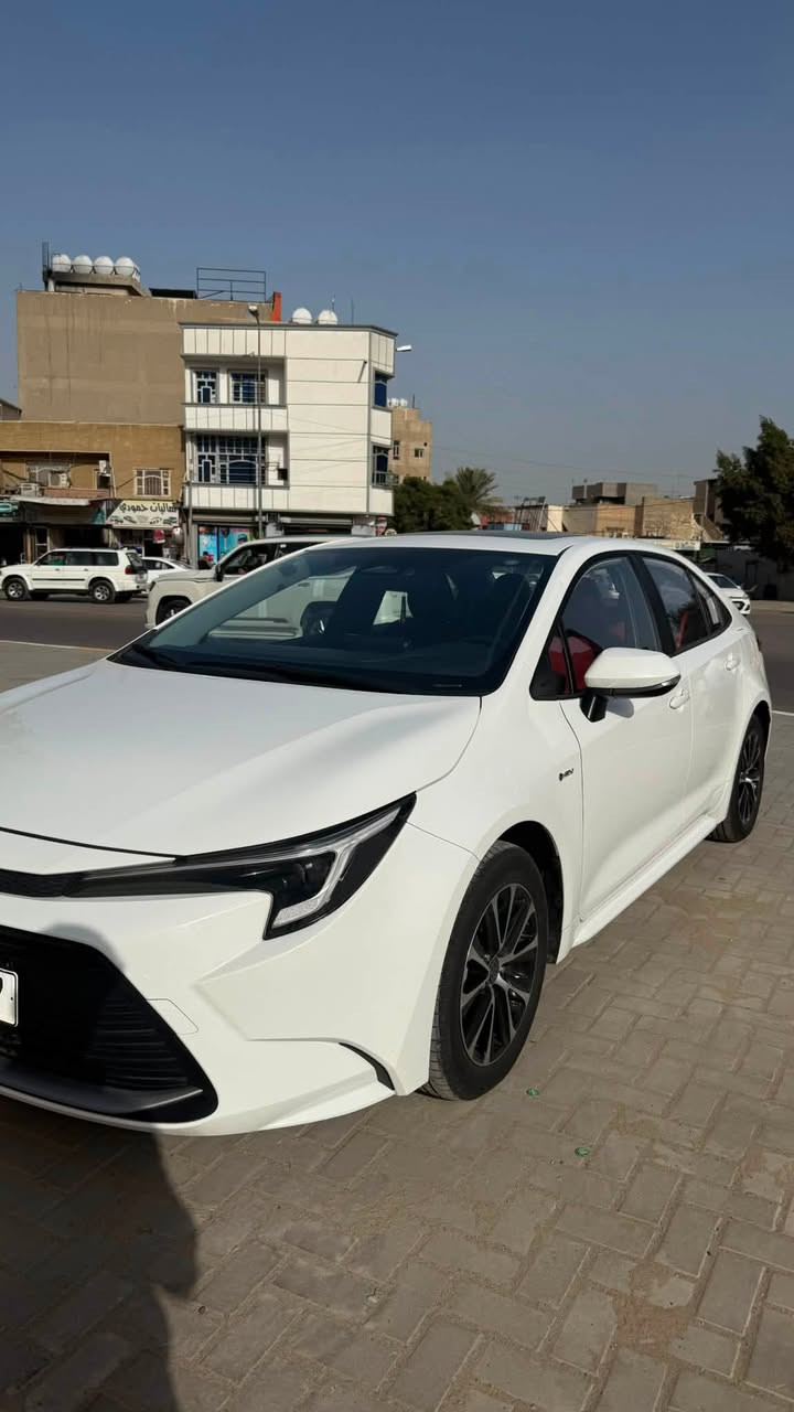 🚗 تويوتا كورولا 2025 هايبرد (Toyota Corolla Hybrid 2025) الشكل الامريكي للبيع
المواصفات والتفاصيل:

 الموديل: 2025 (هايبرد)
 المسافة المقطوعة:27250 كم
 الرقم: بغداد الدولي الجديد (بإسمي وتحويل مباشر)

 الموقع: بغداد - حي الجهاد

🔹 المواصفات والكماليات:

 البصمة: بصمة دخول وخروج + نظام ترحيب
 السقف: فتحة سقف (سلايت)
 الشاشات: دشبول إلكتروني ديجيتال + شاشة وسطية كبيرة + تبريد شاشة
 الإضاءة: كشافات زنون LED
 التكييف: قطعتين تبريد (أمامي وخلفي)
 التحكم والقيادة: تحكمات أزرار ستيرن كاملة + أنظمة قيادة متعددة + نظام القيادة الكهربائي EV
كشن تحكم كهربائي 

أنظمة الأمان والمساعدة:
 رادار أمامي + نظام تحديد وتنبيه الخروج عن المسار
 نظام التوقف الذاتي (مانع الاصطدام)
 مستشعر وقارئ العلامات المرورية
 كاميرا خلفية دوارة
 هاند بريك بصمة (دكمه) + نظام Auto Hold

 بيها دطخه ب جاملغ اليمنه موضحه ب صور قبل التعمير 

💰 السعر: 148 ورقة ($) وبيه مجال قليل للجادين.

📞 للتواصل والاستفسار: ***********
