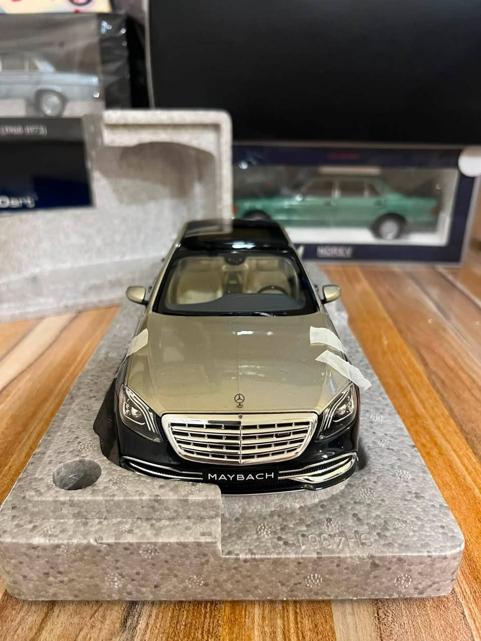 مرحبا اصدقائي
1/18 
Mercedes -maybach S650 
Tow-colour paint aragonite silver/anthracite bule metallic
Norev 
السعر 185$


**إذا كنت صاحب هذا الإعلان وتريد حذفه لأي سبب، رجاءا أرسل رسالة إلى الدعم الفني**