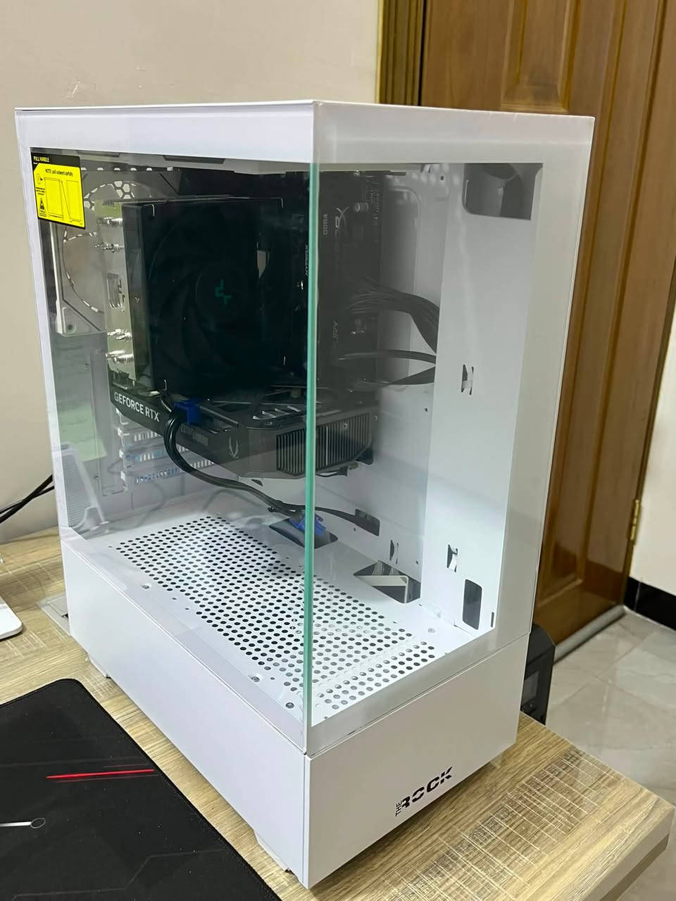 السلام عليكم تجميعة بيسي للبيع صار شهر من اخذتها جديدة ما مستخدمه وهاي المواصفات مالتها 
‏CPU: Intel Core i5-14400F
* Motherboard: ASRock H610M-HDN
* GPU: ASUS GeForce RTX 5060 8GB
* Storage: M.2 NVMe SSD 512GB
* RAM: 16GB (2×8GB) DDR4 3200MHz
* Power Supply: 650W 80+ Bronze
* CPU Cooler: DeepCool AG400
* Case: SX-335C White
مكاني بغداد الدورة 
***********

