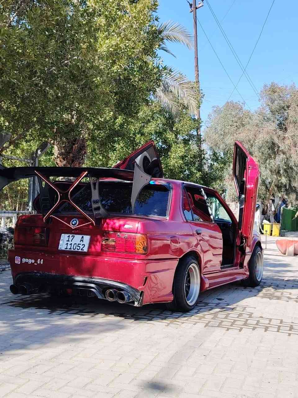 السلام وعليكم بي إم زعره موديل 1990 السياره مصبوغة عام كير مكينة خير من الله تخم تاير مكينة مسكر السياره مزود عليهه هواي شغلات كزوزات صوت كلش حلو دمامات صوت هواي بيهه شغلات السعر 48 مكاني بغداد البياع الرقم ***********
