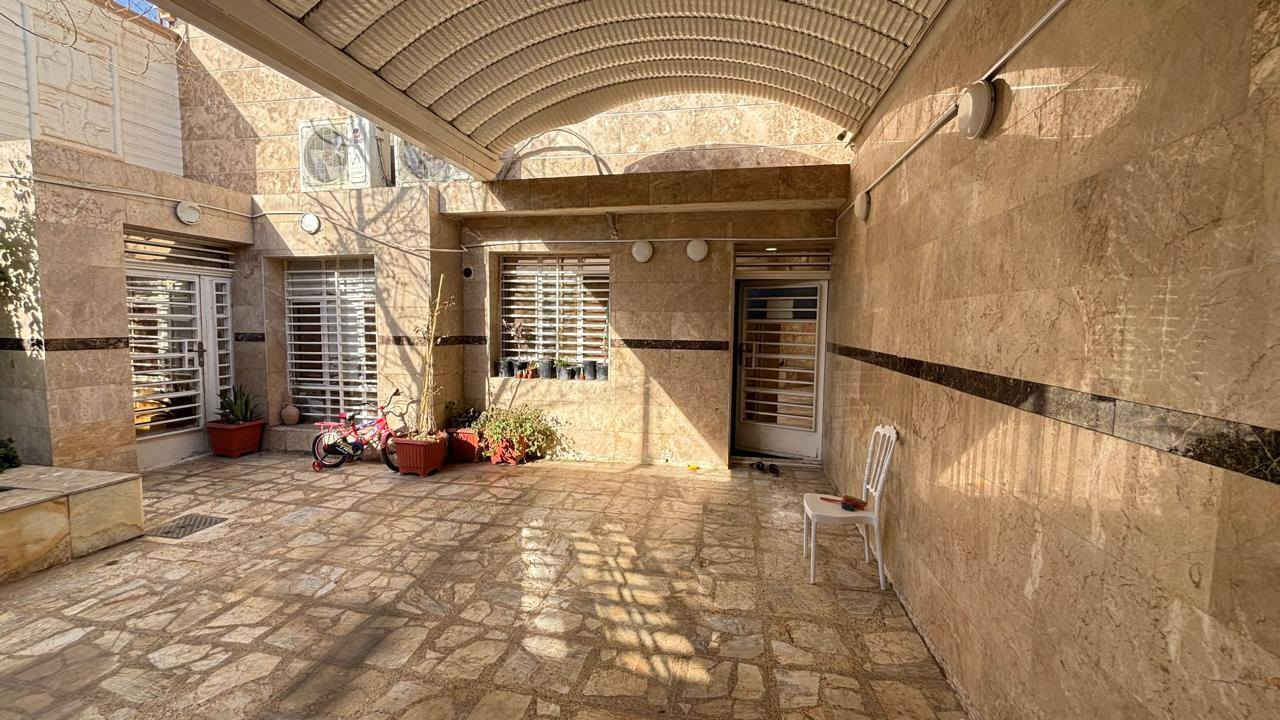 ‏‎‏دار للبيع او المراوس في النجف الاشرف
حي السواق
مساحه الدار  ٢٢٠ م 
شارع ٢٠
٤ نوم طابقين صب
البناء نظيف

‏‎  للاستفسار مراجعة مكتب العطاء للوساطه العقاريه في حي الجامعه شارع ابو حكمت مجاور باقر مول 
او الاتصال 
‏‎*********** (يتوفر واتساب)
