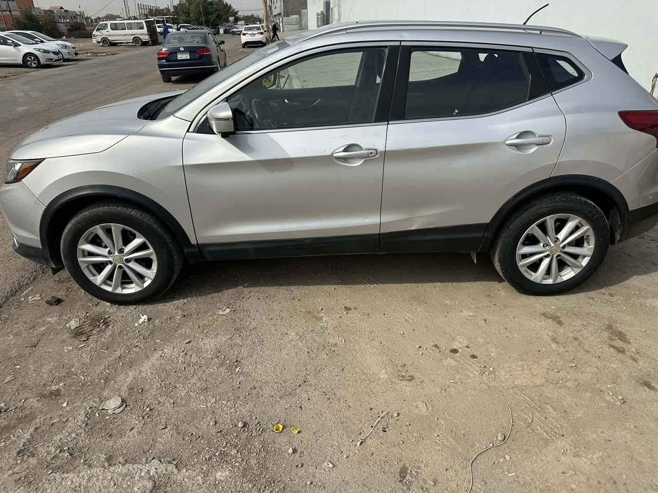 السلام عليكم
للبيع سيارة نيسان روج سبورت موديل 2017 لون سلفر رقم بغداد بدون حادث فقط صبغ جاملغ خلفي يسار من امريكا بدون دواخل باسمنا ماشية 114 الف كم حقيقي مواصفات SV  ( بصمة . محرك 2000.  كراسي أمامية كهربائيةو تدفئة.  مقود تدفئة  . كاميرا 360 درجة . رادارات جانبية. تبريد خلفي . فور ويل . مانع انزلاق . كرسي . نظام eco.....) السيارة مبدل صدر جديد وكير ومحرك خير من الله بها بعض الملاحظات البسيطة( استخدام نسائي)
 السعر 130 ورقة وبها مجال للطيبين او مراوس بسيارة أحدث وحسب الرغبة 
العنوان شهداء السيدية 
الاتصال *********** ابو محمد
