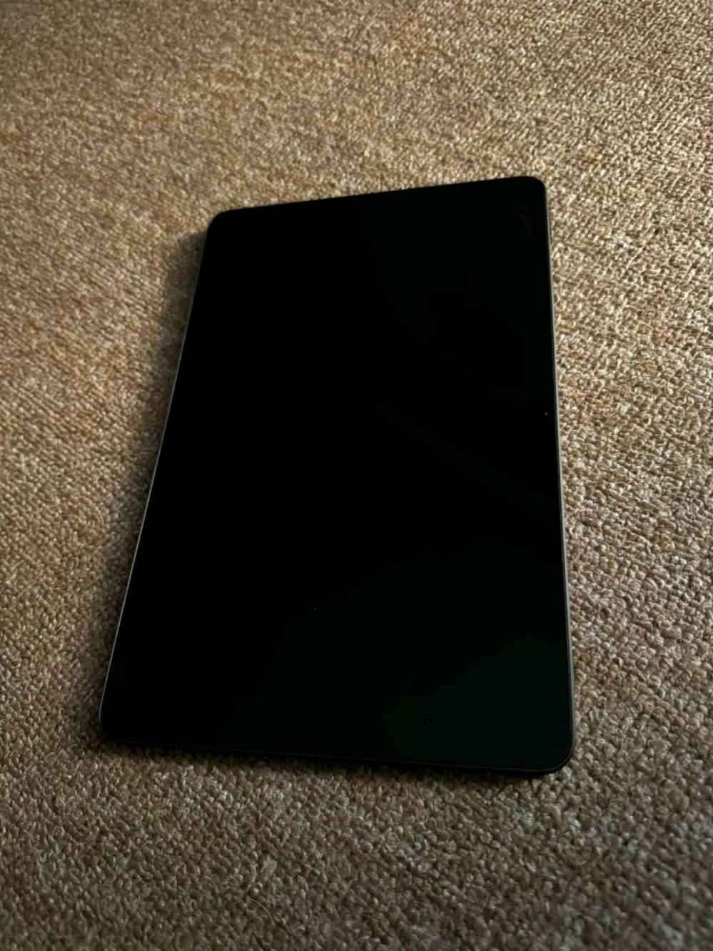 تابلت ريد ماجك نوفا ذاكرة 256 اخو الجديد غني عن التعريف يشغل ببجي 120 فريم ويدعم باقي الالعاب 144 فريم سلاسة وتصفح فول وحش الالعاب 
ملحقات كارتون
شاحن
فريز او مبرد