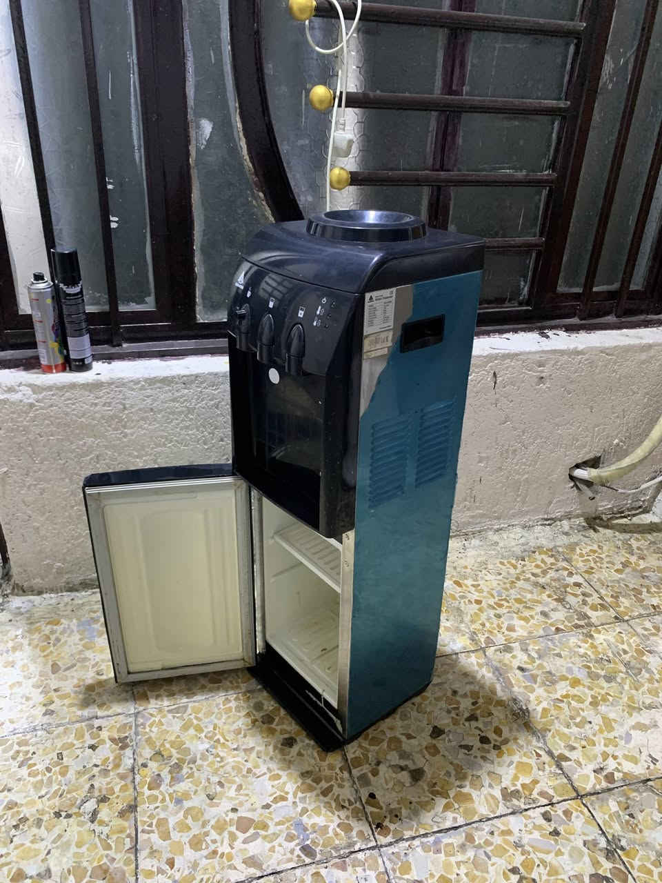 براد ماء الحافظ مستخدم نضيف يحتوي على ثلاجة السعر50 الف العنوان بغداد مدينة الصدر ***********
