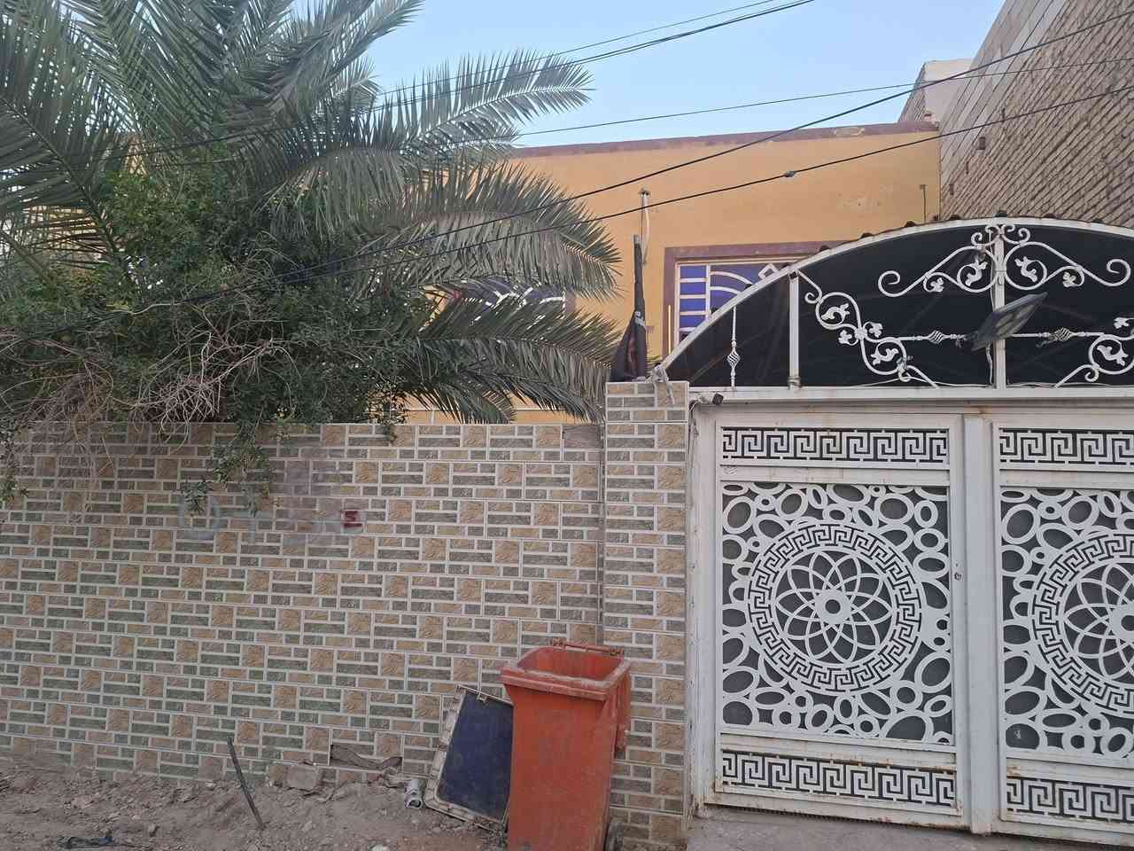 يا الله بيت للبيع طابو صرف 
دور النسيج ٣٠٠ متر طابقين 
الغرف عدد ٦ ثنين جوه ٤فوك
صالتين براني ١٠ في ٤
صحيات خارجيه وداخليه 
حديقه +طارمه
البيت مرتب ونظيف مسلح ارظيه وسقف 
الاستفسار واتس أو الاتصال  ***********
