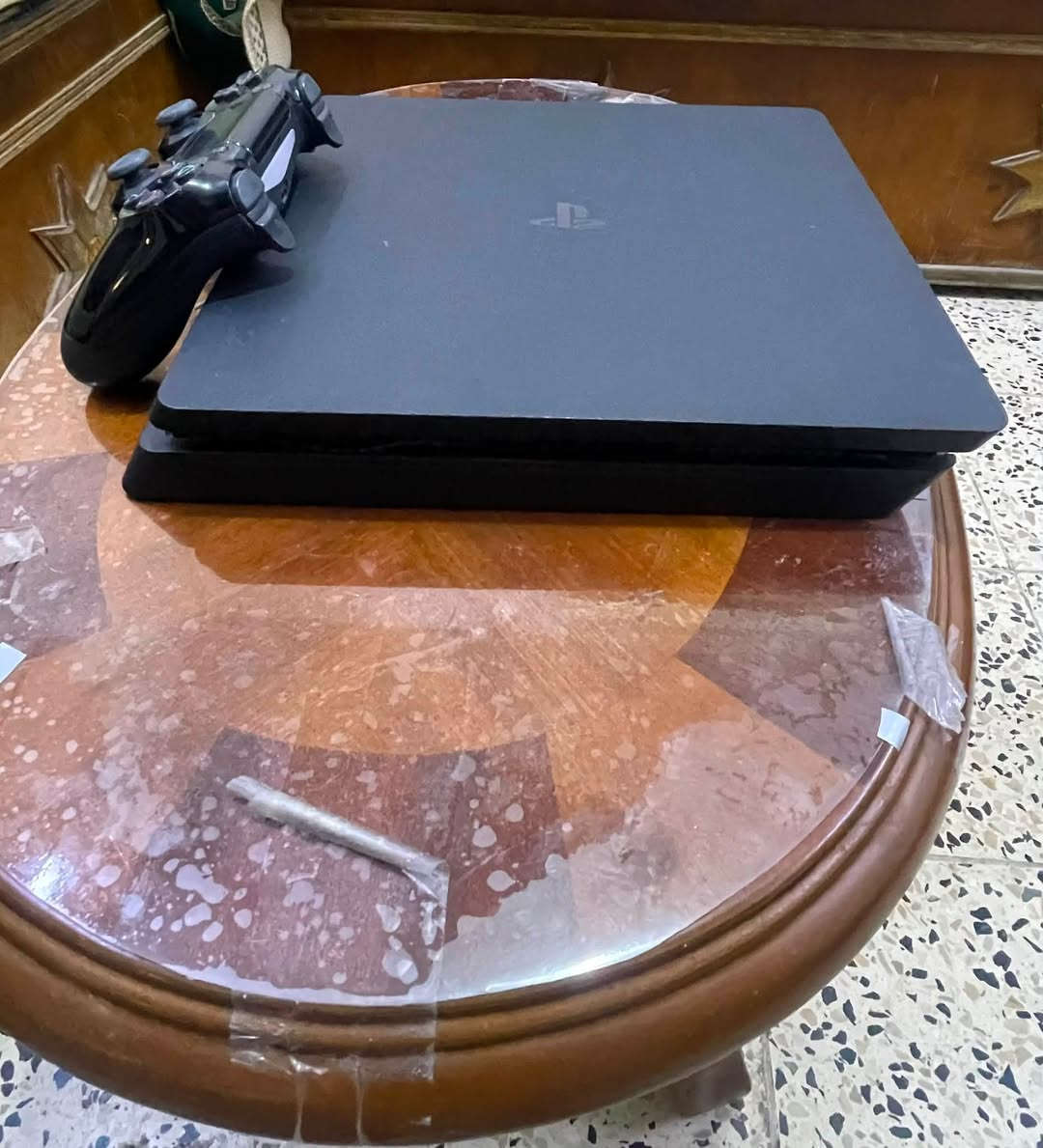 جهاز ps4 اونلاين online استعمال بسيط المساحه 500
جيجا بايت GB

مع الجوستك الأصلي HD مع حساب ps4جديد يكون بأسم المشتري مع كيبل التشغيل الخاص فقط قاعده القرص لازم أتخلي الجهاز وضع سكون يله تقره القرص المكان بغداد /حي الجهاد الجهاز مع العلبه الاصليه للتواصل على الرقم أو الواتساب مع قرص رينبو 6 ووج دوج 

***********

السعر 200،000 الف وبي مجال
