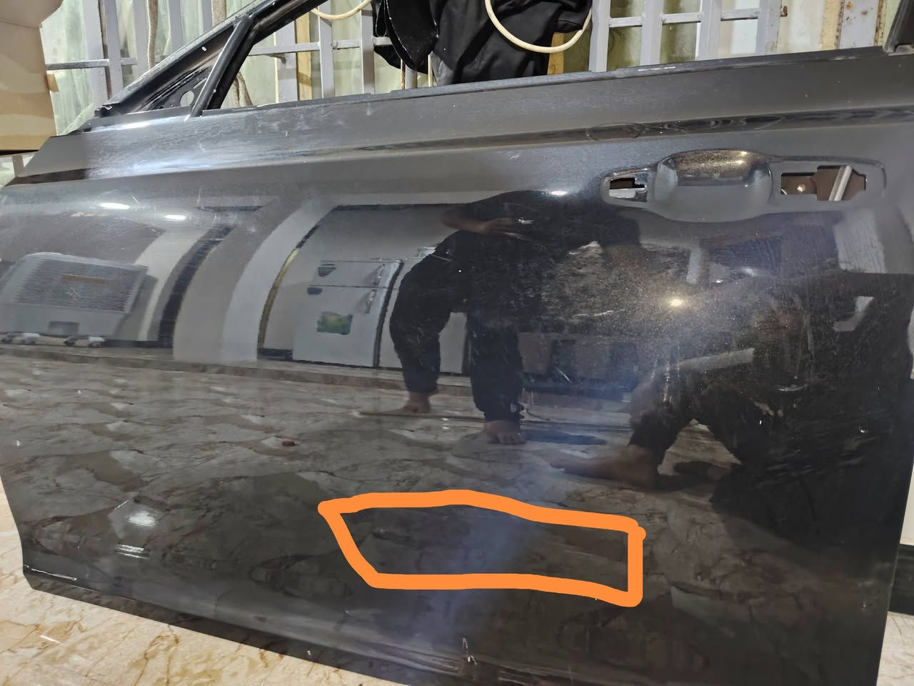 سلام عليكم باب اوباما جهة السايق بي طخه خفيفه بدون شخط حيل نظيف وارد أمريكي موديل 2018 السعر 400 لاستفسار خاص او واتساب ***********
