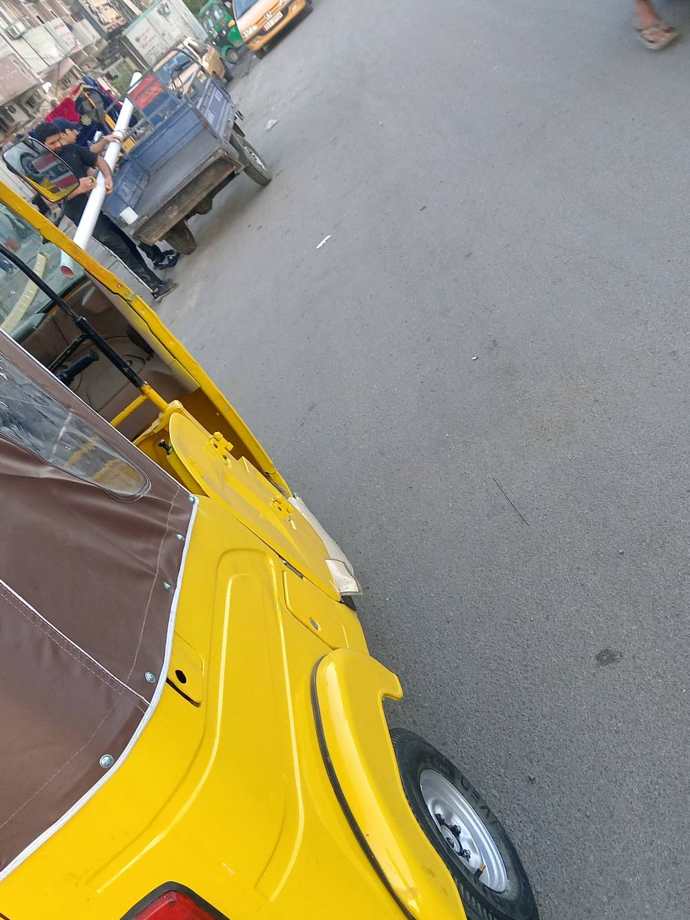 تكتك مستعمل بالموديل الحديث، بحالة جيدة جداً. 
اللون: أصفر.
الكرسي الخلفي مغلف بالقماش المريح والأنيق.
مناسب للاستخدام اليومي في المدينة والمناطق القريبة.