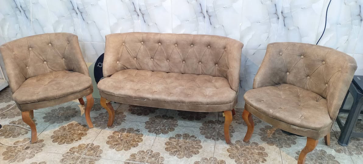 السلام عليكم كراسي ٢وميز وسطي ١٠٠ وبي مجال كلش نظيف ونص تخم نظيف وخشب زان كراسي ٢ وقنفه وسطيه ١٠٠ وبي مجال عنواني المهديه الثانيه ***********
