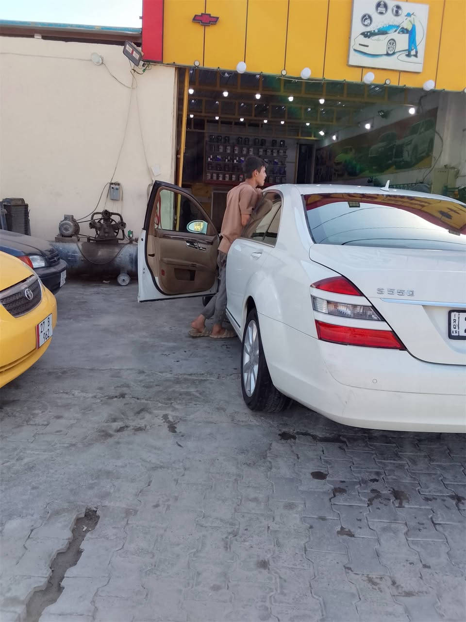 ماسدس 550s 2009  كفاله عامه من كص ومن ضربه ومن صبغ يعني ينفتح القرار تروح تدفع كمرك وتسجله  فول مواصافات بيه شغلات متخطر علا بال واحد ولجناي يعرف مواصفته مكينه كير تبريد حداديه جوبلسات كله كفاله اريده 65 بيه مجال بسيط بيع مستعجل عندي ضرف ***********
