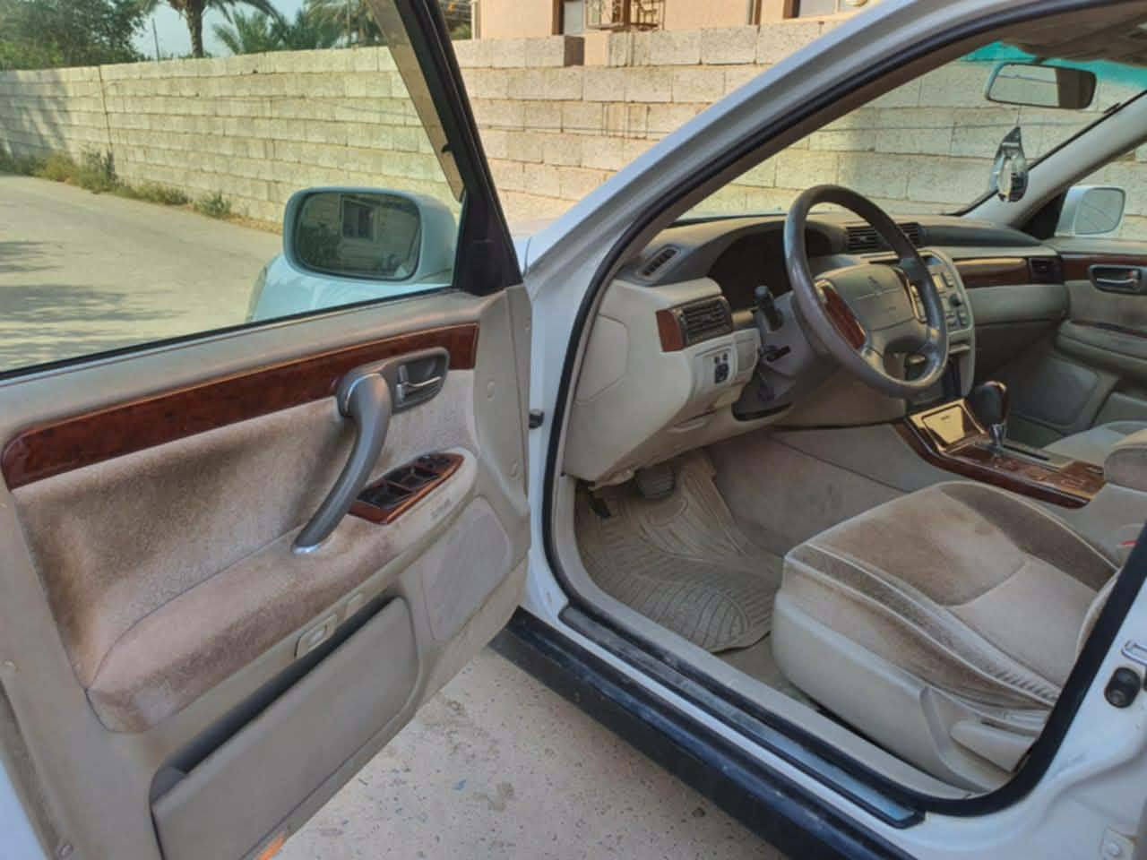 ملكة2001  دكمه واحده كص قماره ولباقي مكفول
محرك ففتي كير محرك مكفولات شرط
صدر بيه شويه تصليح
لايتات فول
سياره نضيفه احلا من الصور
رايدها ب 37 وبيها مجال حك الجيه ويرهم مراوس حسب القناعه
مكاني العلم ربيضه
رقم ***********
