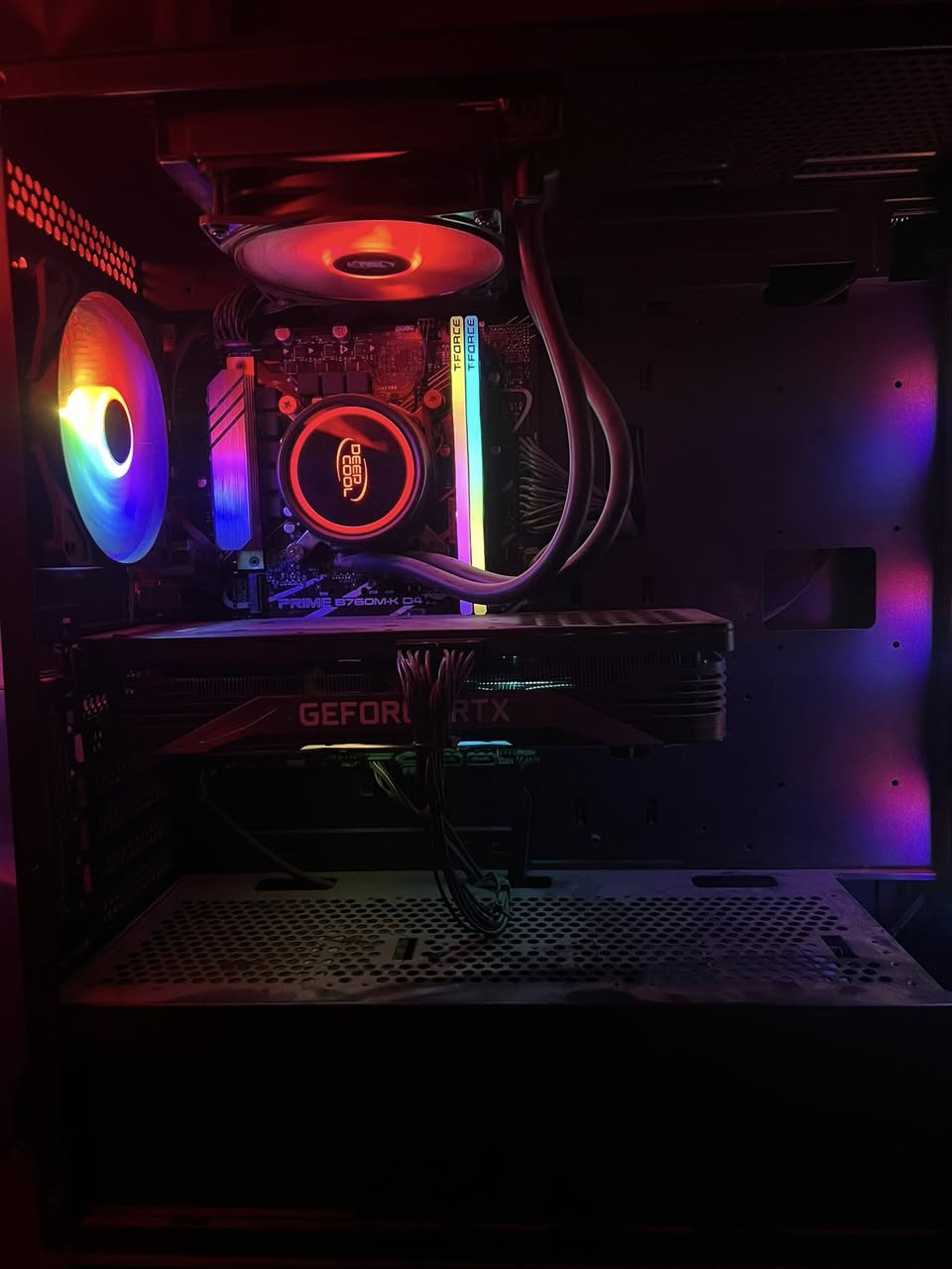 السلام عليكم تجميعة كيس وشاشة للبيع 

مواصفات الكيس 

i5-12600kf

B760 m-K ASUS 

RAM 16gb 3600MhZ

RTX 3070TI 8gb 🔥

SSD 1T 

مبرد مائي 120mm

Case 4FAN RGB 

وشاشة MSI  
180HZ 
IPS
FHD
24

مجموع السعر كيس وشاشة 

مليون و250 الف دينار ♥️

بغداد الدورة 
***********
