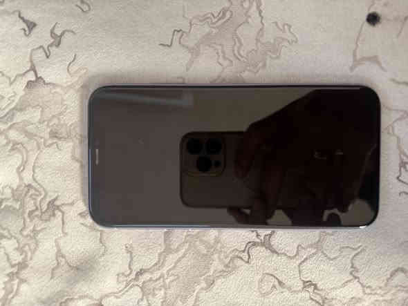 آيفون 11 عادي للبيع جهاز نضيف بس كامرته بيها رجة فقط شرق اوسط الجهاز ذاكرة 128  السعر 250 الف
***********
