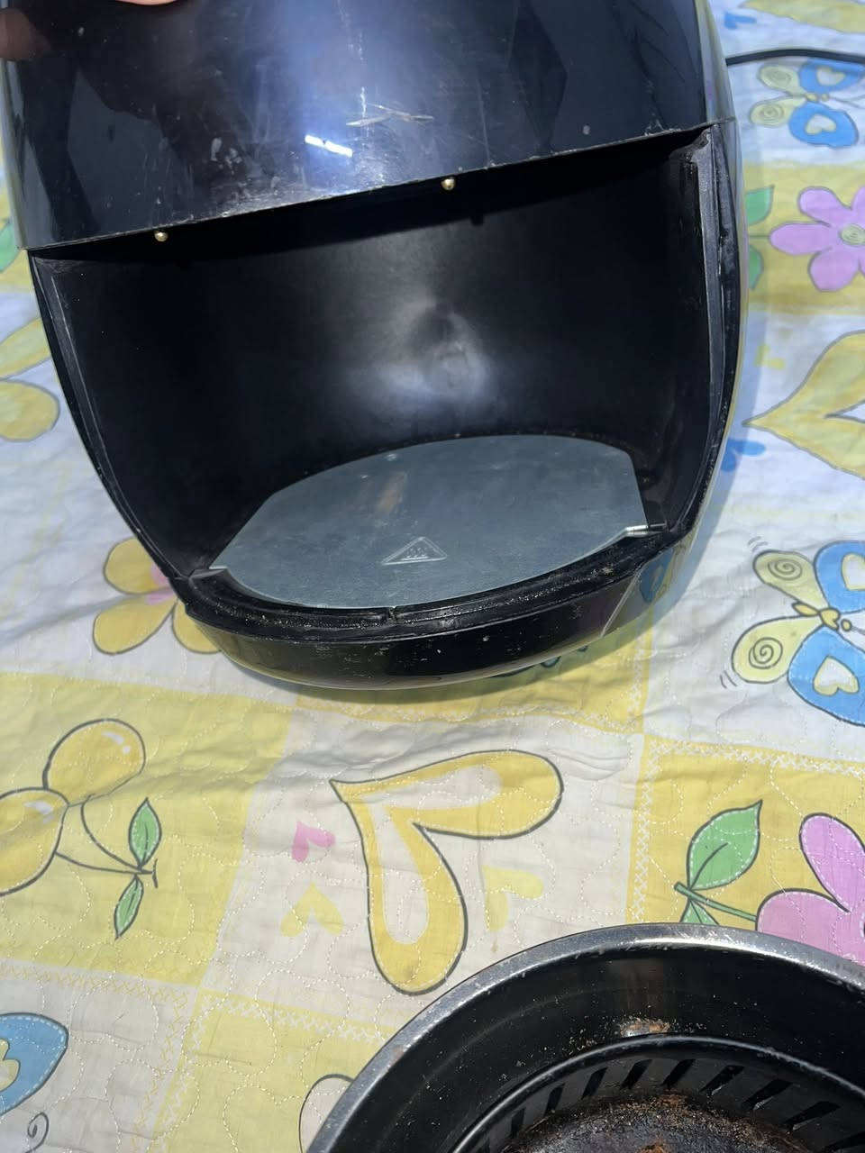 سلام عليكم قلايه هوائيه شغاله قيم واخذ بيه كسر بسيط مو ضح اصليه ماركة سلفر كوك سعره مناسب 
مع مثرامه اصليه قديمه جيل القديم  سعره مناسب قيم واخذ. مكاني بغداد حي اور ***********
