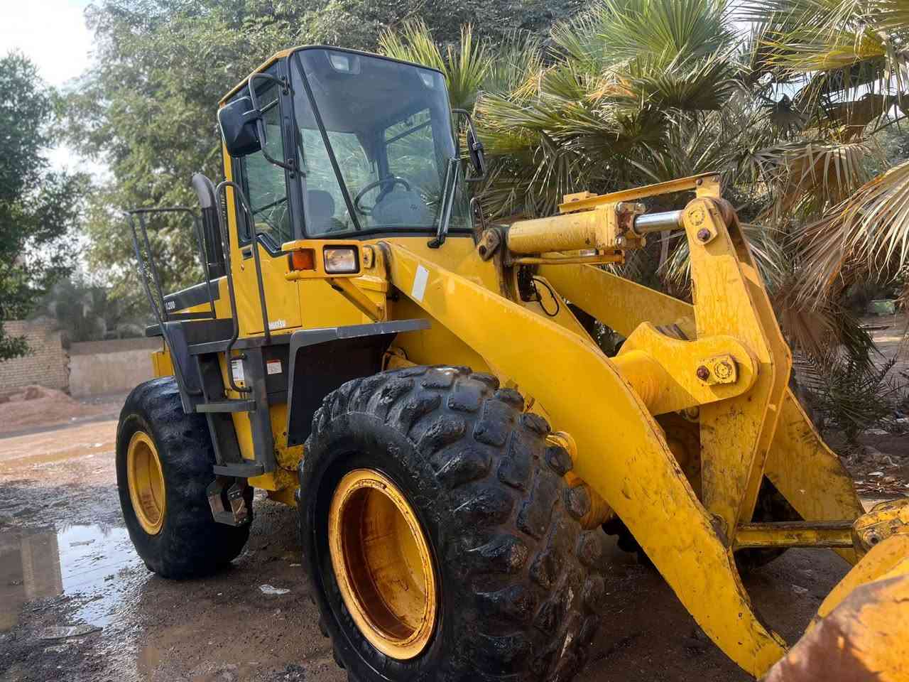 السلام عليكم للبيع شفل كوماتسو دخول جديد حجم 200 محرك 6 سلندر كمنز بعده منفيس مكينه جديده مشتغله قليل بالعراق 
للاستفسار الاتصال ***********
