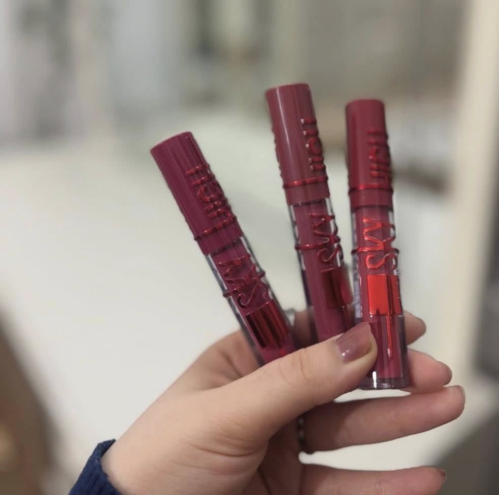 حمر ميبيلين sky high تركيبة مات غير لامعة: يتيح لك حمر الشفاه هذا مظهرا ماتا جذابا يدوم طويلا دون ان يجف الشفاه ثبات طويل ؛ تتمتع التركيبة بثبات ممتاز يدوم لساعات ، حتى مع الاطعمة والمشروبات
راحة طوال اليوم: رغم كونة مات ،الا ان الحمر لا يسبب جفاف الشفاه بفضل مكوناته المرطبة
تغطية كاملة .يوفر لونا غنيا وكثيفا من اول تطبيق ،مما يمنح شفاهك مظهرا مشبعا باللون
الوان متعددة ؛ياتي بالوان متنوعة تناسب مختلف درجات البشرة  والمناسبات --السعر 
للحجز والاستفسار يرجى مراسلة الصفحة او الاستفسار على الرقم 👇
***********
متوفر توصيل بسماية وجميع المحافظات 🚗🚗
