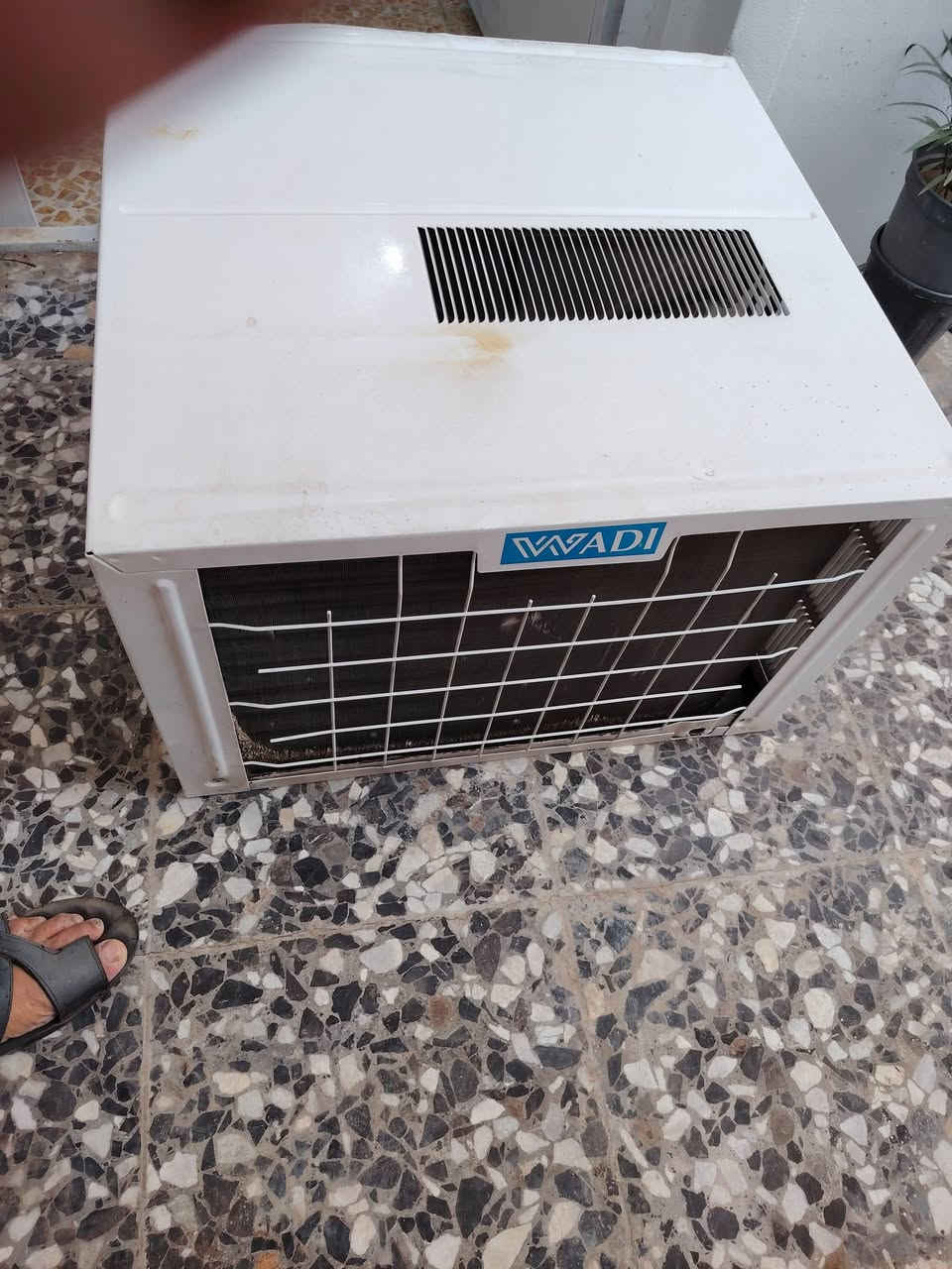 مكيف طنين الوادي حار بارد مشحون فقط والباقي على البلاد مع ضمان اسبوع كامل السعر 250 الف العنوان زعفرانية اربع شوارع ***********
