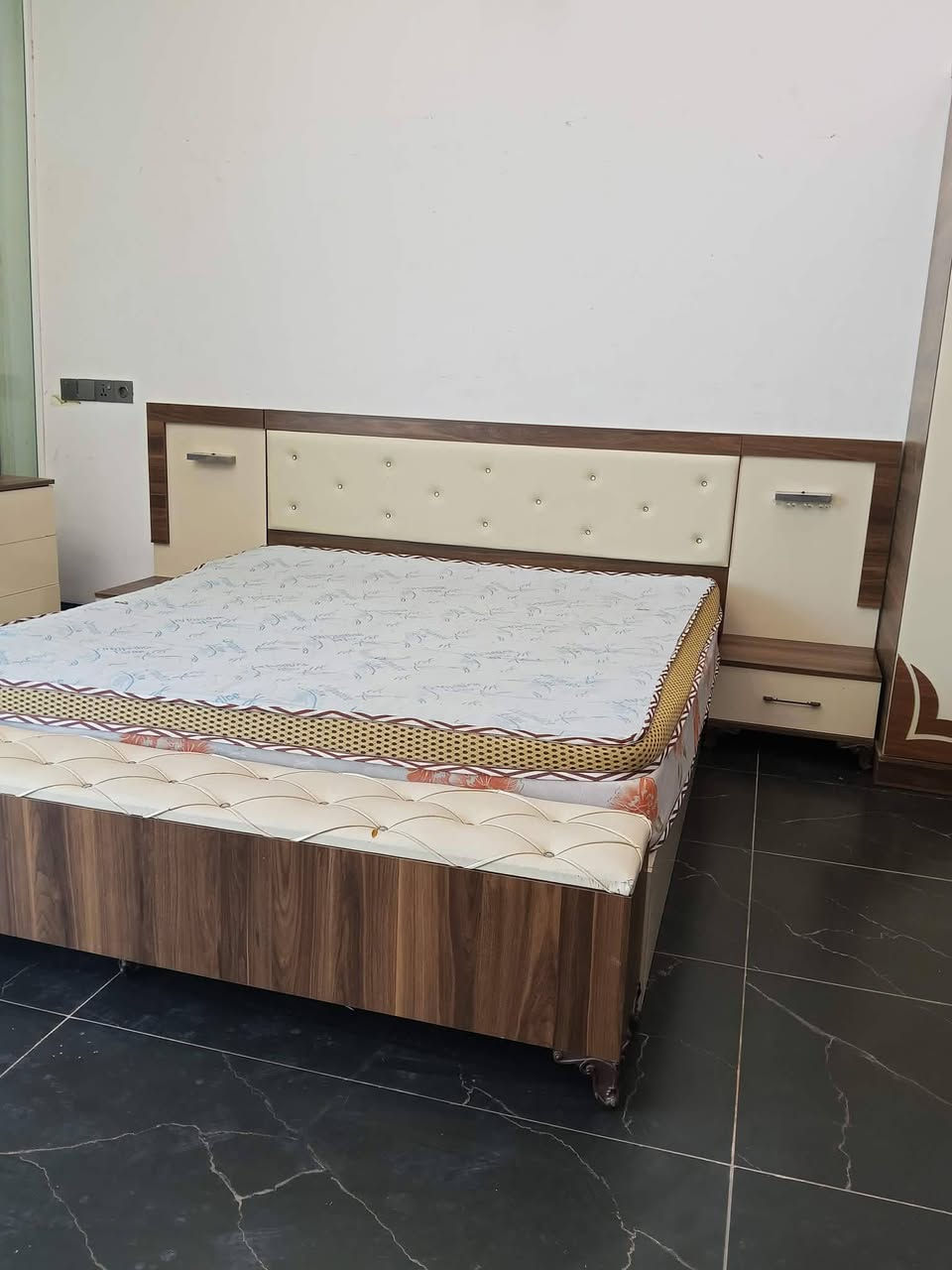 غرفه نوم 9 قطع  لوك اخو جديد كامل سعر 480 الف شراي يخابر رقم مكان كركوك شارع الحسابات ***********
