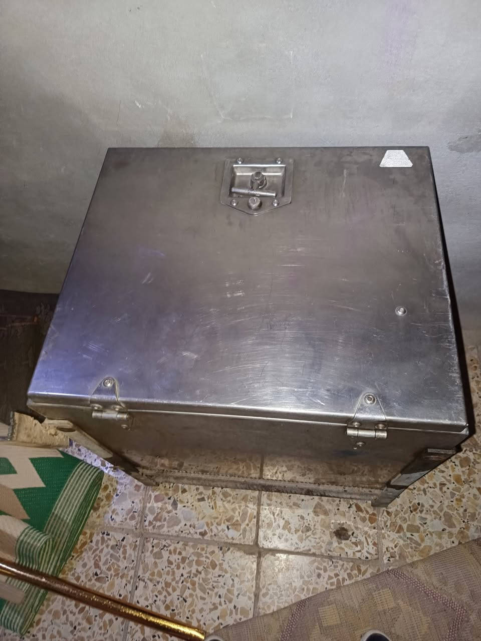 السلام عليكم  البيع صندوك استيل سعره 250وبي مجال وصالانصه مال مان250وبيه مجال  ***********
