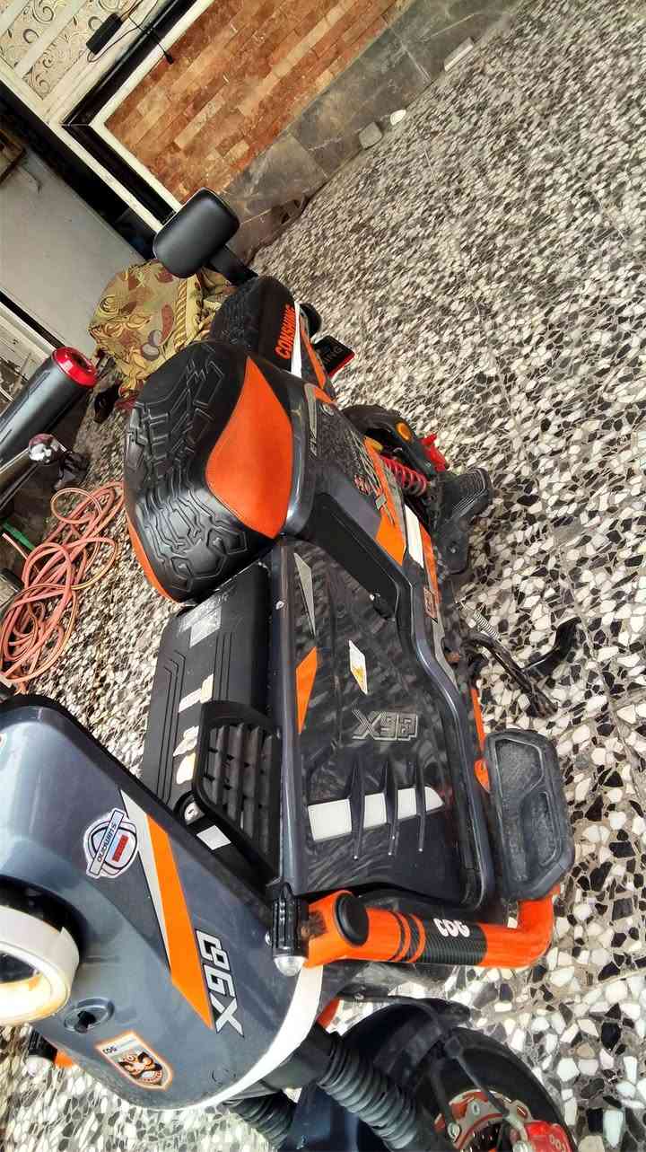 سلام عليكم  دراجه شحن نوع اكس تسعميه بطاريات 33امبير شغاله كلها ما عده  نشره العدسه الكدام   ***********
