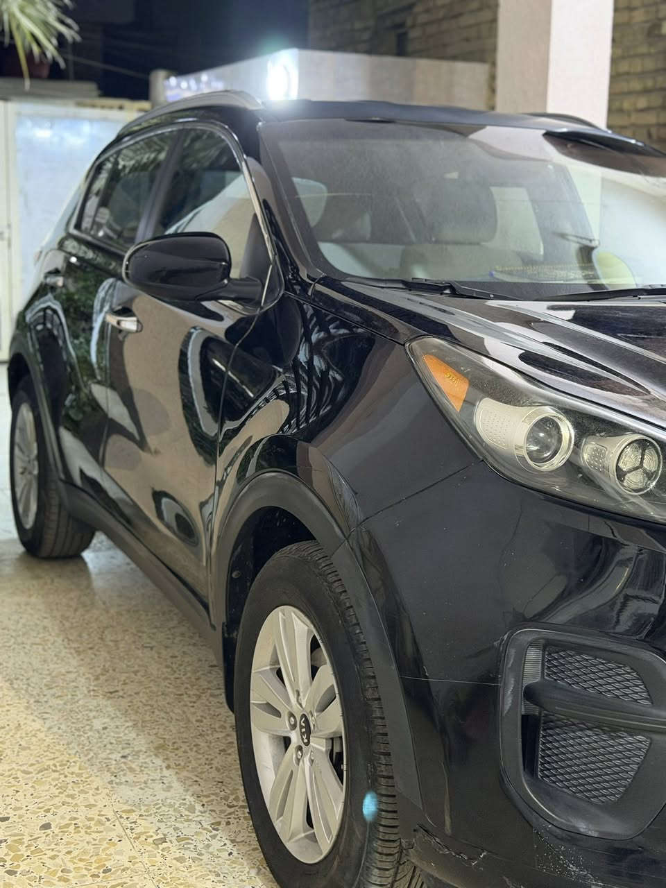 السلام عليكم 
كيا سبورتج 2018للبيع وارد امريكي حادثه موضح بالسونار  صور الحادث موجودة بيه جراد بالقماره والبنيد ماشية ٦٣ الف ميل السيارة شاشة جبيرة تدفئه بالكشنات كشن كهرباء ٣ وضعيات قيادة تحكم ستيرن جهتين شاشة اعطال كشنات مخمل تبريد وتدفئة ثلاجة تخم تاير جديد رقم  واسط تحويل مباشر السعر 150$ وبيه مجال بسيط العنوان كوت الزهراء للاستفسار الاتصال ***********

