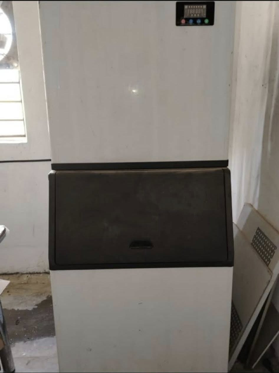 ايس ميكر ثلج بلوري🧊 مكعب انتاج 500 كيلو باليوم مكينتين متوفر نظيفات وبرغي واحد ممفتوح بيهم ع بلاد مستخدمين اقل الموسم   صناعة كوريا بسعر كلش مناسب موقعهم بغداد  للاستفسار مراسلة الصفة او الاتصال + واتساب ***********
