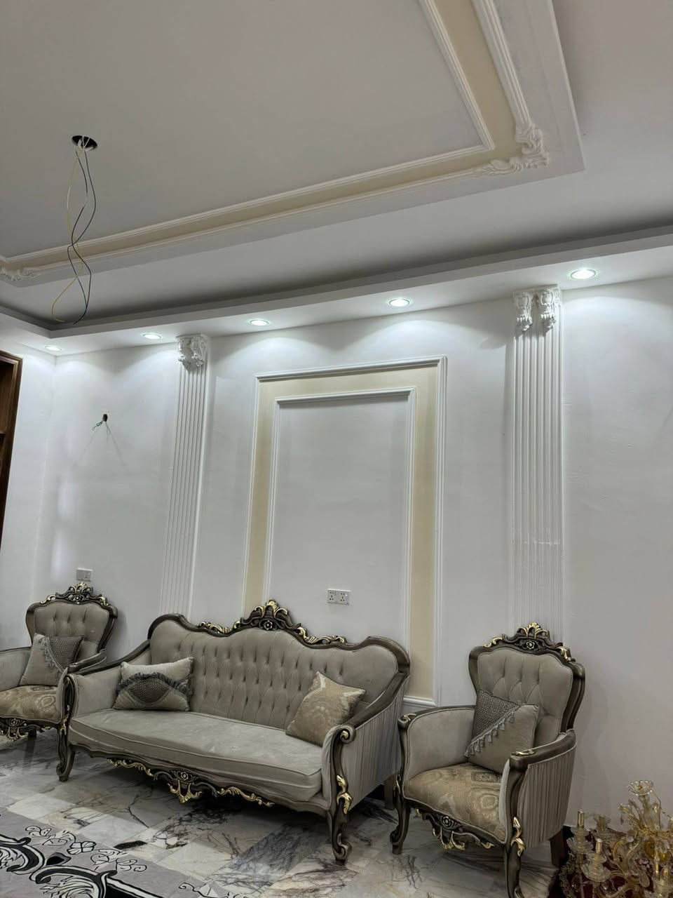 السلام عليكم بيت للبيع مساحته 200 متر طابو زراعي سند 25 طابقين الطابق الاول غرفة نوم  وهول وصاله ومطبخ وصحيات والطابق الثاني غرفتين نوم وهول وصحيات وطارمه وحديقة البيت ركن العنوان زوير الغربي شارع أسواق مارينا تفاصيل اكثر مكتب حكيم عبدالله للعقار والمقاولات *********** بي واتساب أو خاص موجود
