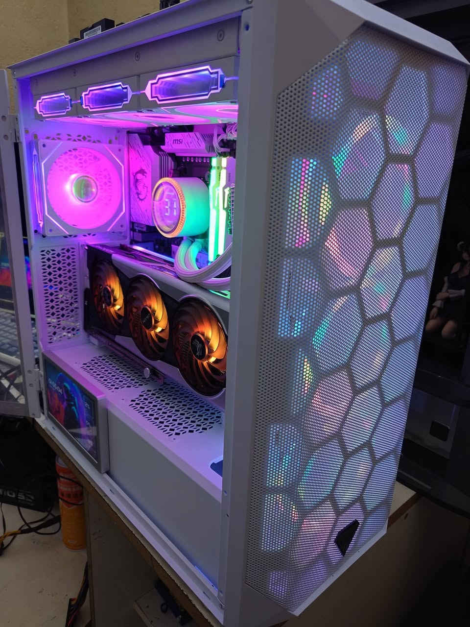 pc gaming كل قطع جديدة 
ضمان على كل القطع 6 اشهر 
السعر مليونين و 300 

CPU: Ryzen 5 9600x tray NEW
 
MB: msi B650m gaming plus wifi6 NEW

Gpu:  rx 6900 xt nitro+ special edition used 

RAM: Kingston fury 2x16 32G  5200hz NEW

Ssd nvme: mass gaming 1T NEW

Pw: Aorus AP750Gm full modular Gold   80plus NEW

Cpucooler: lovingcool 360 liquid cooler degtel display A-RGB NEW

Display 7in ips touch NEW

 Pci extension black 24+16pin NEW

Pci4 extension white NEW

Case: mass gaming 05 8 FAN A-RGB NEW 

Os: windows 11 pro


**إذا كنت صاحب هذا الإعلان وتريد حذفه لأي سبب، رجاءا أرسل رسالة إلى الدعم الفني**