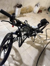 بايسكل شحن للبيع السرعة30-25 حقيقي  هو بايسكل هو شحن يعني اذا خلص عليك...