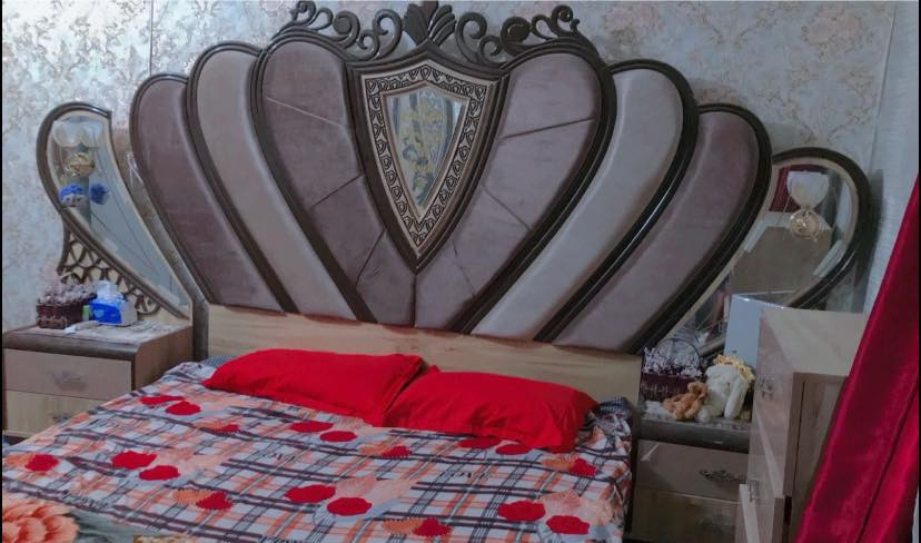 غرفه تركيه متنه كلش وخشبها قوي اناره بالجربايه من جهتين وبالوسط واناره بميز تواليت 
ضخمه ومتنه واضرارها جدا بسيطه يسويها الي يفتح غرف تركيه داخلها كله نضيف
سعرها ٨٠٠ وبيها مجال شتريناها بمليون و٦٠٠ والله مستعجلين عليها للاستفسار *********** مامتواجدين عالفيس
